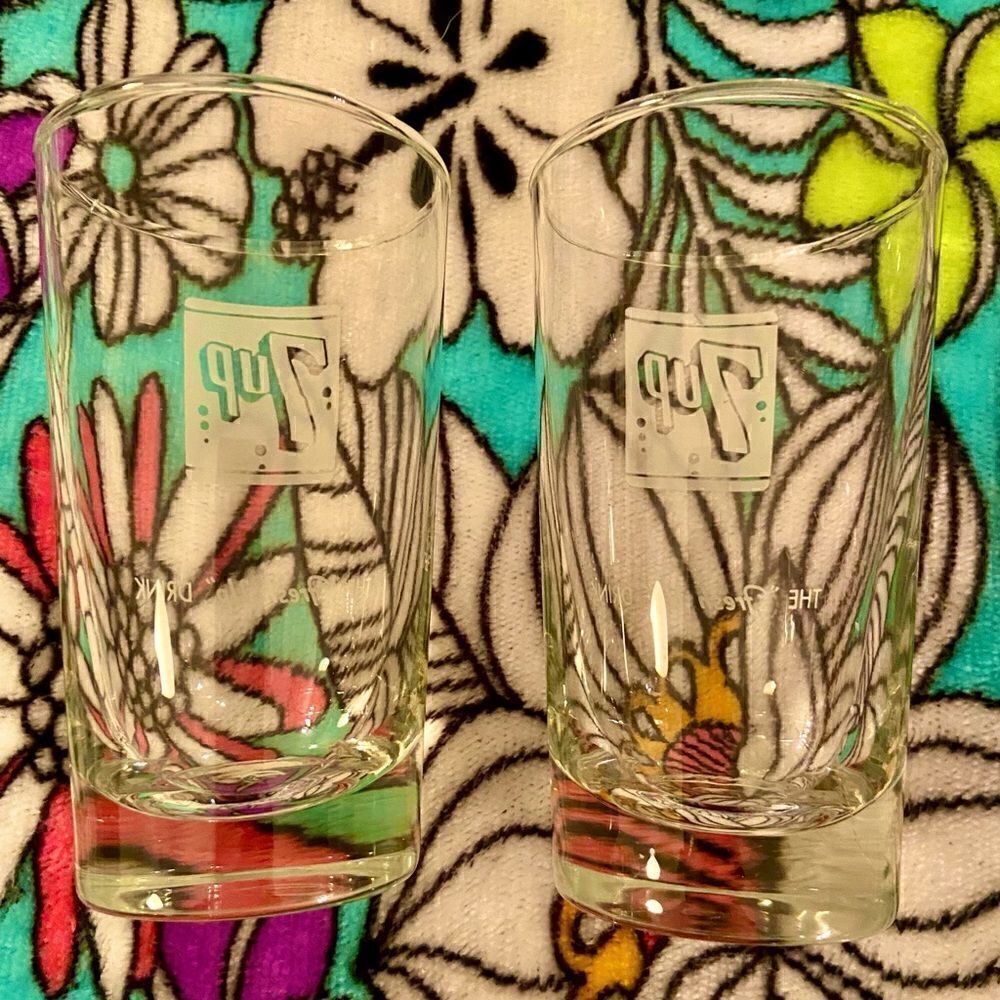 2 Vintage 1940’s 7 Up Drinking Glasses – “The Fresh UpDrink” Vintage Advertising - Picture 6 of 8